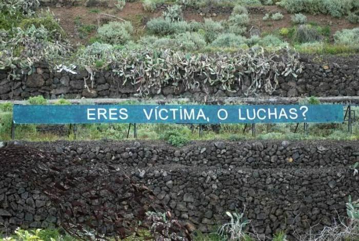 'Anoniman': el hombre que acumula fans colgando frases en una montaña de Tenerife