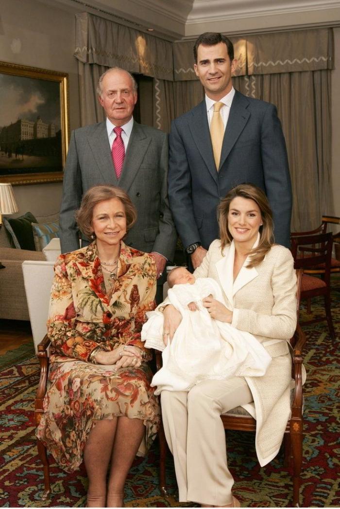 Las dos Españas, resumidas en los abrigos de las infantas para el desfile de la Fiesta Nacional