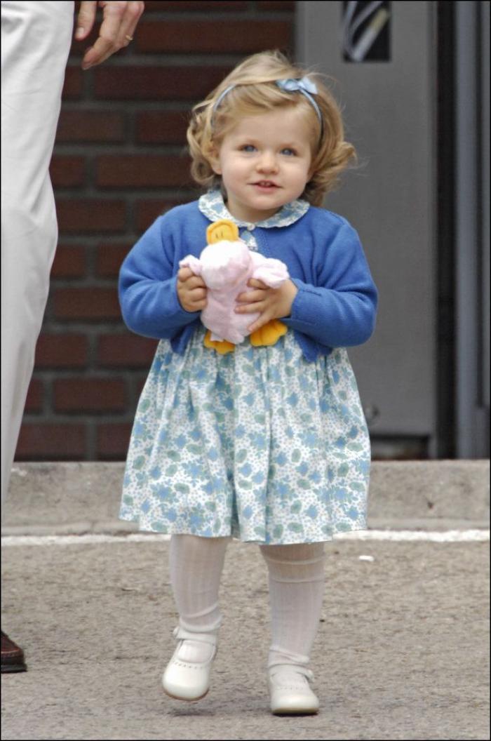 Las dos Españas, resumidas en los abrigos de las infantas para el desfile de la Fiesta Nacional