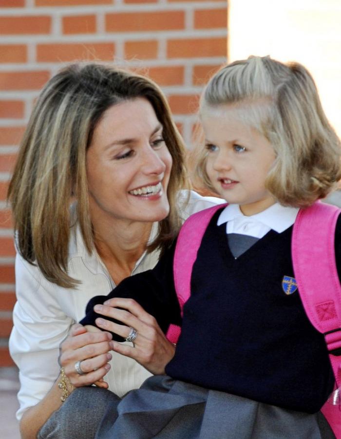 Las dos Españas, resumidas en los abrigos de las infantas para el desfile de la Fiesta Nacional