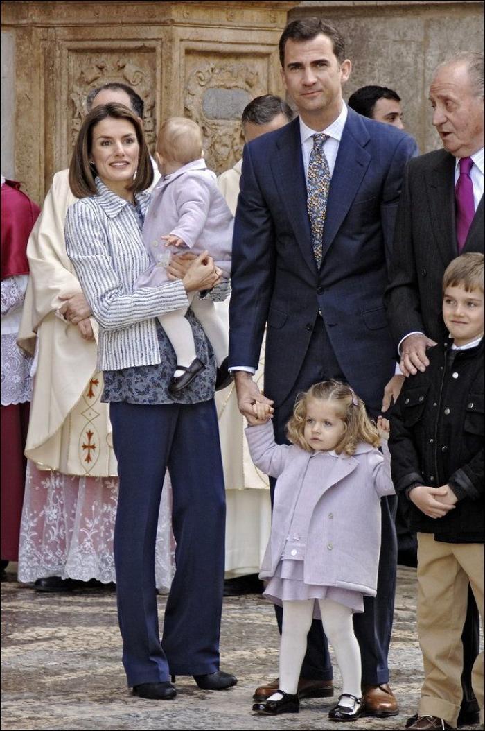 Las dos Españas, resumidas en los abrigos de las infantas para el desfile de la Fiesta Nacional