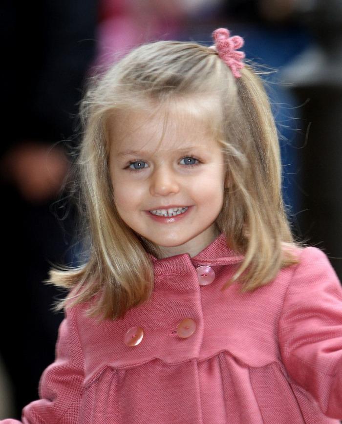 Las dos Españas, resumidas en los abrigos de las infantas para el desfile de la Fiesta Nacional