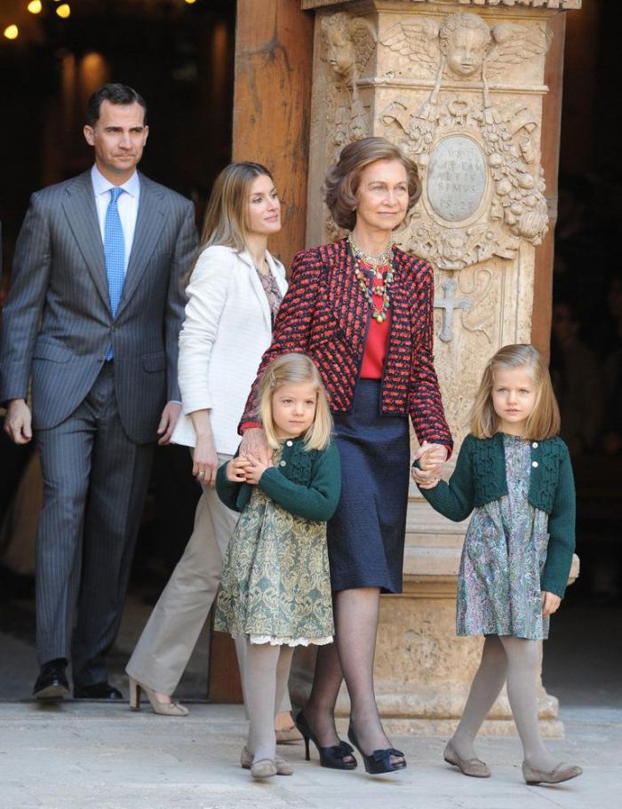 Las dos Españas, resumidas en los abrigos de las infantas para el desfile de la Fiesta Nacional
