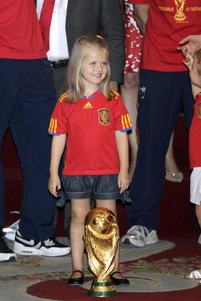 Las dos Españas, resumidas en los abrigos de las infantas para el desfile de la Fiesta Nacional
