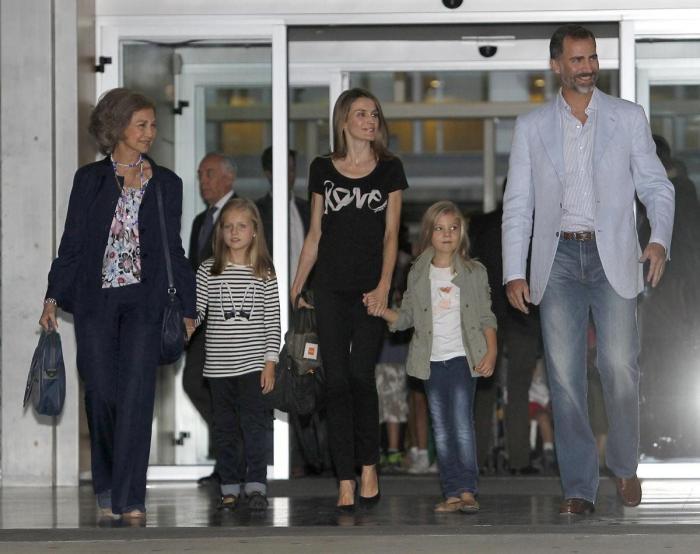 Las dos Españas, resumidas en los abrigos de las infantas para el desfile de la Fiesta Nacional