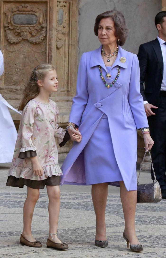 Las dos Españas, resumidas en los abrigos de las infantas para el desfile de la Fiesta Nacional