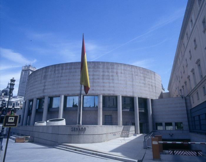 Dos millones de euros para el servicio de taxi para los senadores en Madrid