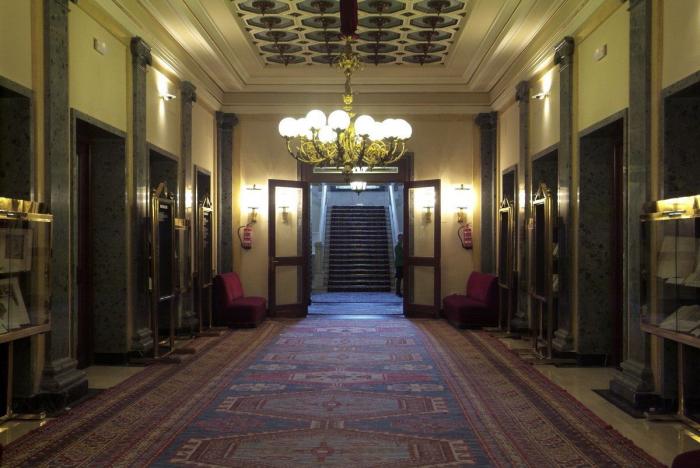 Dos millones de euros para el servicio de taxi para los senadores en Madrid