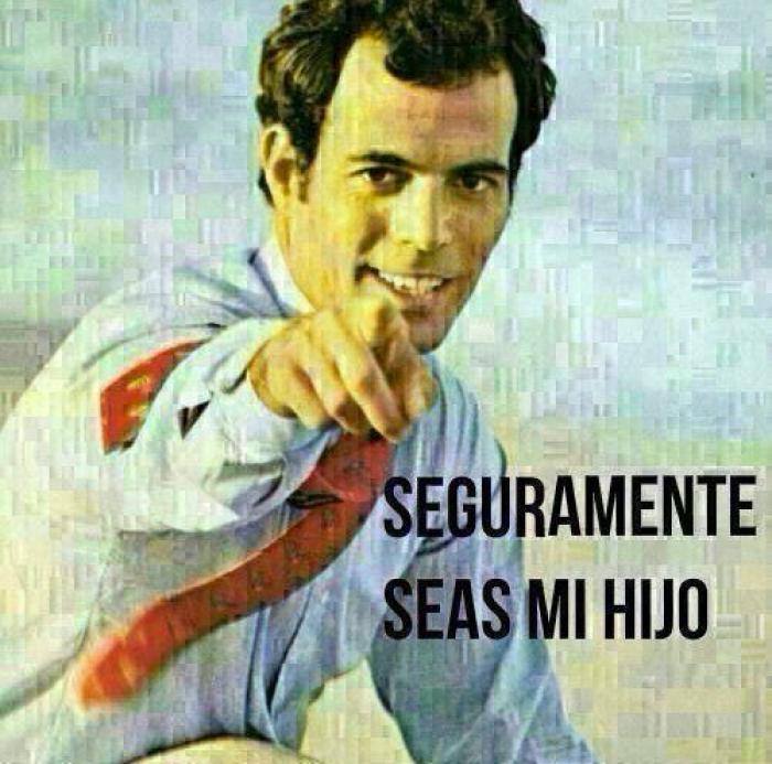 Julio Iglesias y Romeo Santos le cantan una bachata al pene