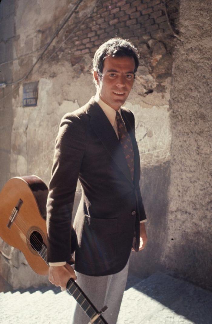 Hasta 15 objetos fueron analizados para determinar la paternidad de Julio Iglesias