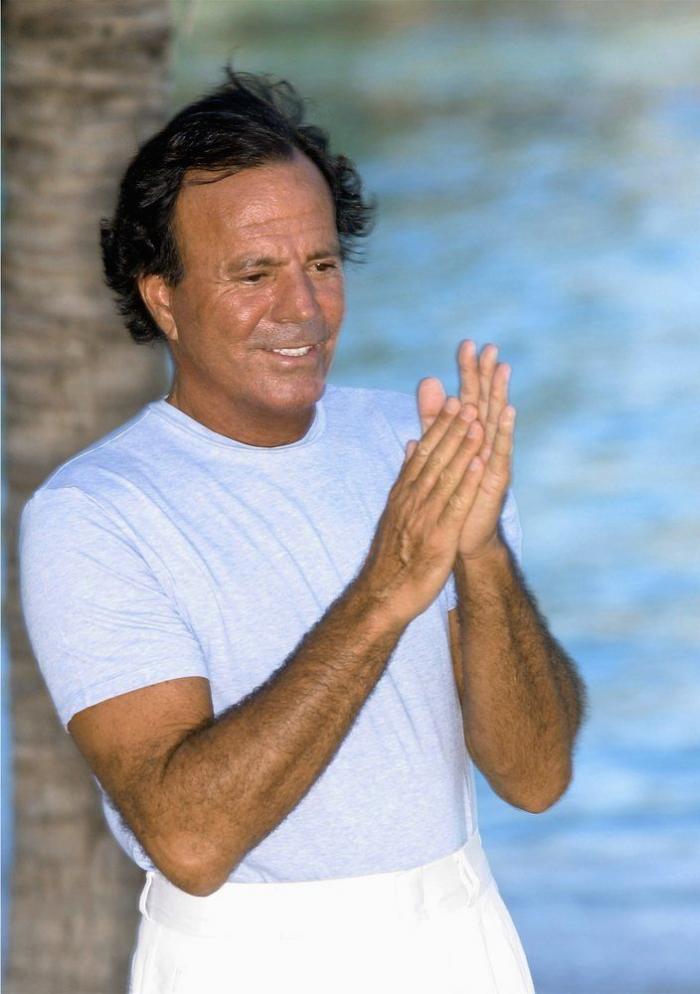 Hasta 15 objetos fueron analizados para determinar la paternidad de Julio Iglesias