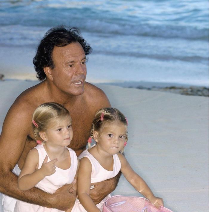 Hasta 15 objetos fueron analizados para determinar la paternidad de Julio Iglesias