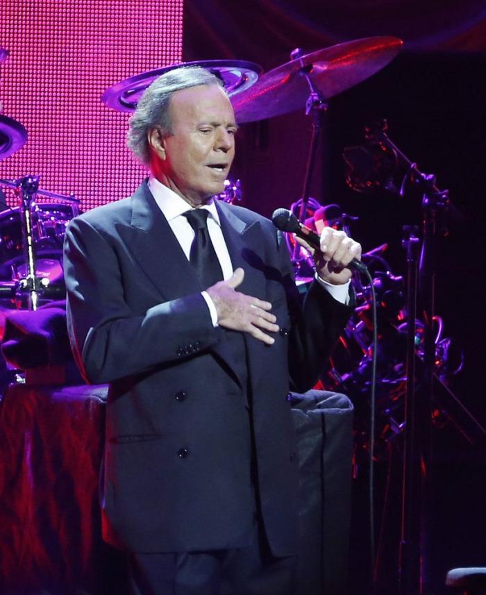 Hasta 15 objetos fueron analizados para determinar la paternidad de Julio Iglesias