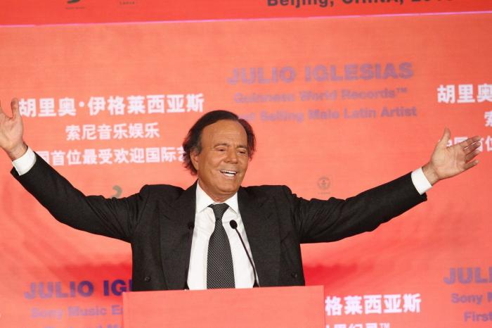 Hasta 15 objetos fueron analizados para determinar la paternidad de Julio Iglesias