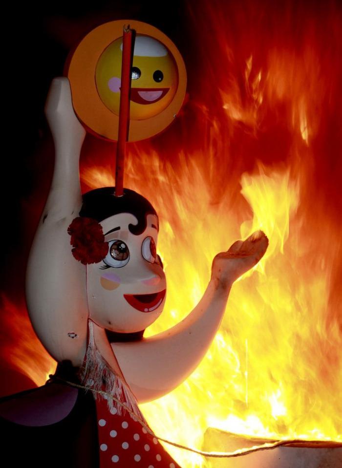 Fotos Fallas 2013: a la hoguera con Merkel y otras 12 cosas ardiendo (FOTOS)