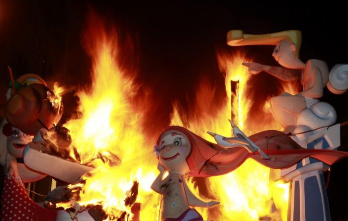 Fotos Fallas 2013: a la hoguera con Merkel y otras 12 cosas ardiendo (FOTOS)