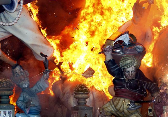 Fotos Fallas 2013: a la hoguera con Merkel y otras 12 cosas ardiendo (FOTOS)