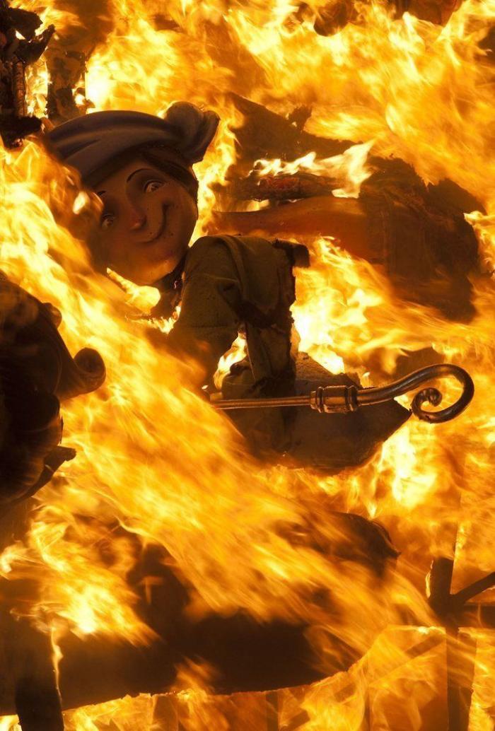 Fotos Fallas 2013: a la hoguera con Merkel y otras 12 cosas ardiendo (FOTOS)