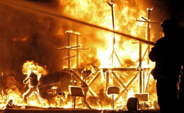Fotos Fallas 2013: a la hoguera con Merkel y otras 12 cosas ardiendo (FOTOS)