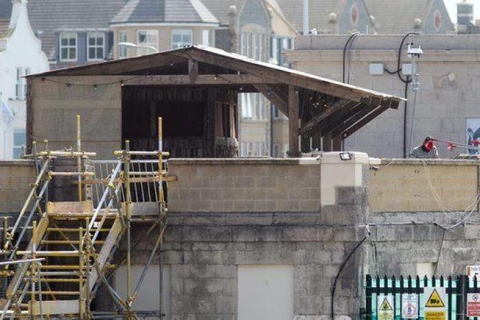 Banksy ordena desmantelar su parque Dismaland y construir refugios para los inmigrantes de Calais con los materiales