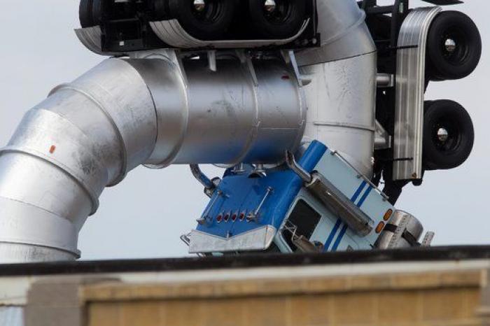 Banksy ordena desmantelar su parque Dismaland y construir refugios para los inmigrantes de Calais con los materiales