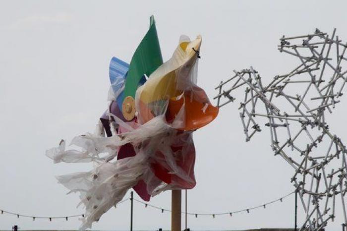 Banksy ordena desmantelar su parque Dismaland y construir refugios para los inmigrantes de Calais con los materiales