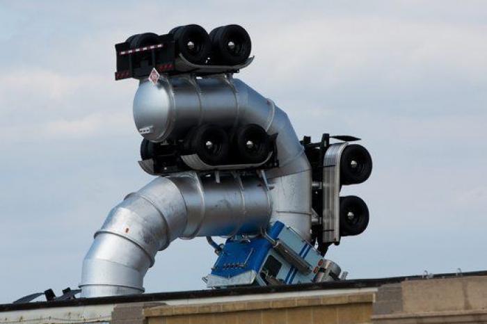 Banksy ordena desmantelar su parque Dismaland y construir refugios para los inmigrantes de Calais con los materiales