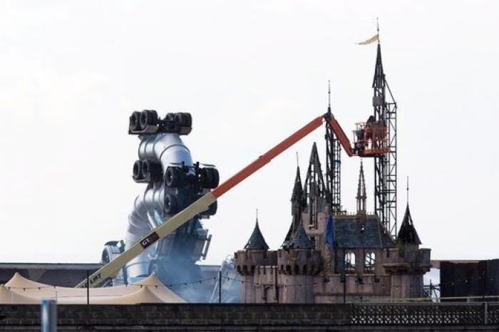 Banksy ordena desmantelar su parque Dismaland y construir refugios para los inmigrantes de Calais con los materiales