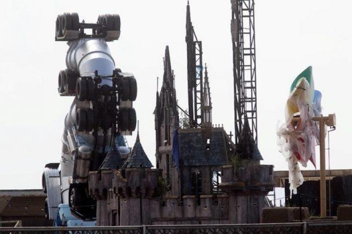 Banksy ordena desmantelar su parque Dismaland y construir refugios para los inmigrantes de Calais con los materiales