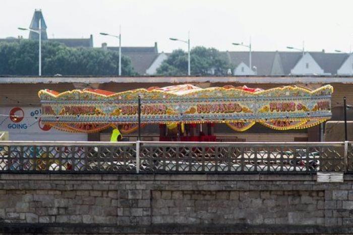 Banksy ordena desmantelar su parque Dismaland y construir refugios para los inmigrantes de Calais con los materiales