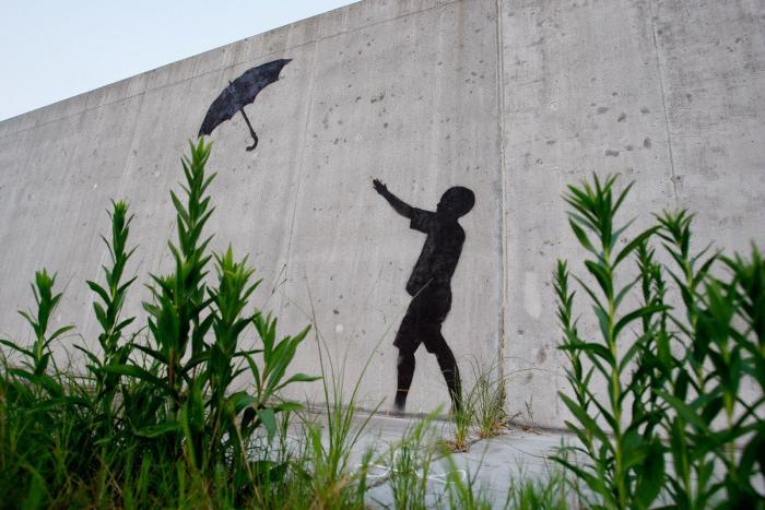 El mural navideño de Banksy que remueve conciencias sobre las personas sin hogar