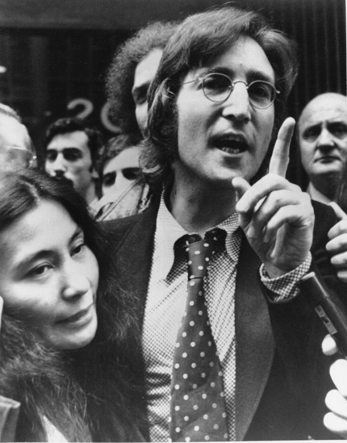Yoko Ono tuitea una foto de las gafas de John Lennon para protestar contra el uso de armas (FOTOS)