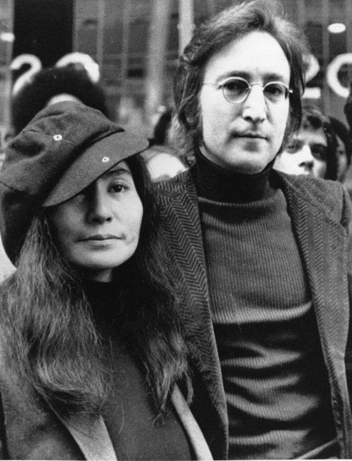 Yoko Ono tuitea una foto de las gafas de John Lennon para protestar contra el uso de armas (FOTOS)