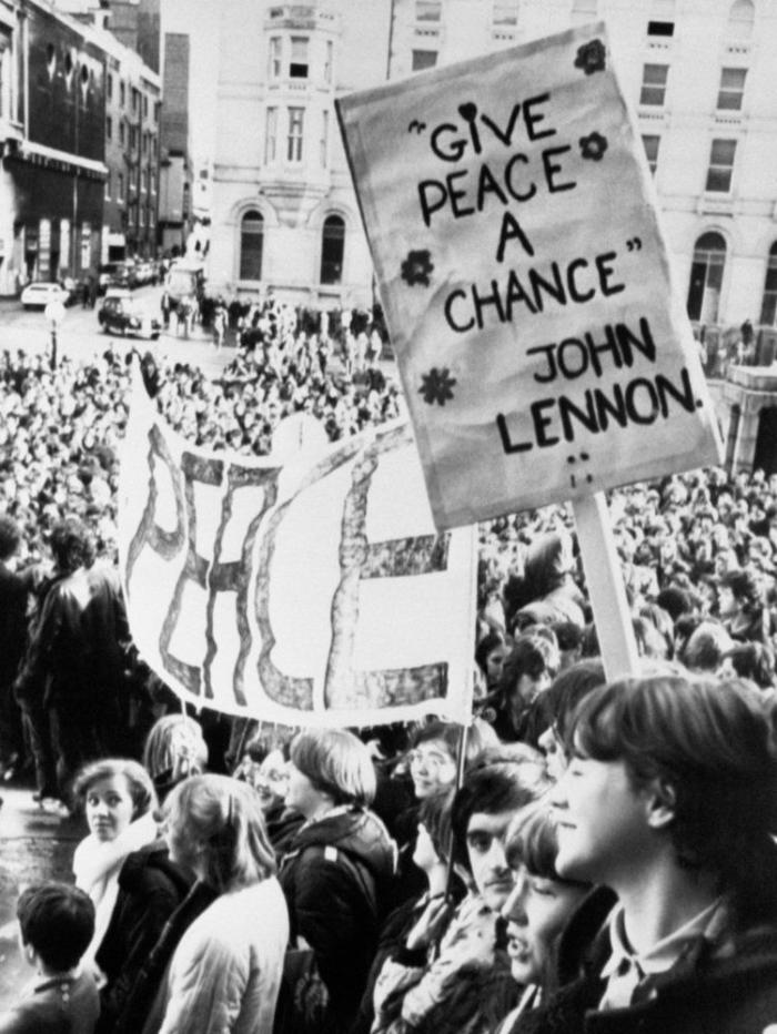 Yoko Ono tuitea una foto de las gafas de John Lennon para protestar contra el uso de armas (FOTOS)