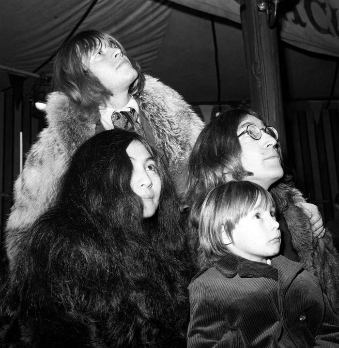 Yoko Ono tuitea una foto de las gafas de John Lennon para protestar contra el uso de armas (FOTOS)