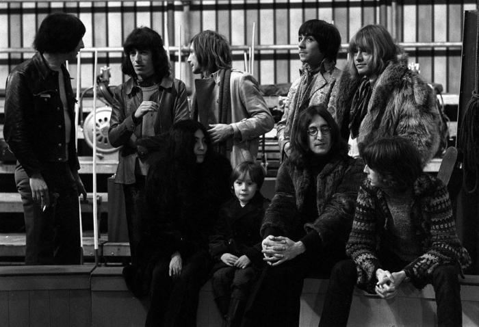 Yoko Ono tuitea una foto de las gafas de John Lennon para protestar contra el uso de armas (FOTOS)