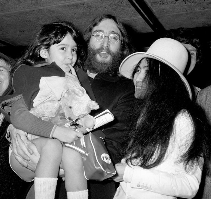 Yoko Ono tuitea una foto de las gafas de John Lennon para protestar contra el uso de armas (FOTOS)