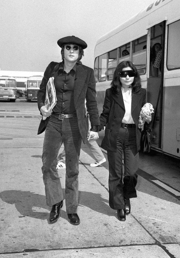 Yoko Ono tuitea una foto de las gafas de John Lennon para protestar contra el uso de armas (FOTOS)