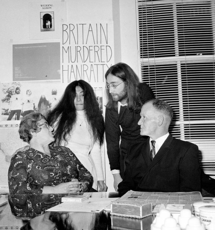 Yoko Ono tuitea una foto de las gafas de John Lennon para protestar contra el uso de armas (FOTOS)