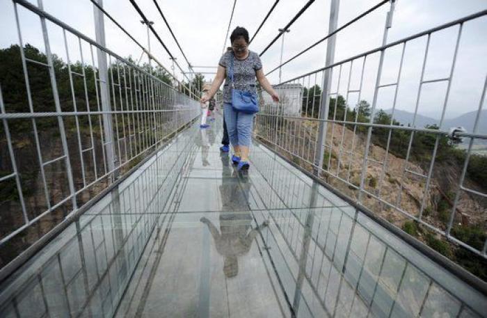 El puente más aterrador de China: 300 metros de acero y cristal transparente (FOTOS)