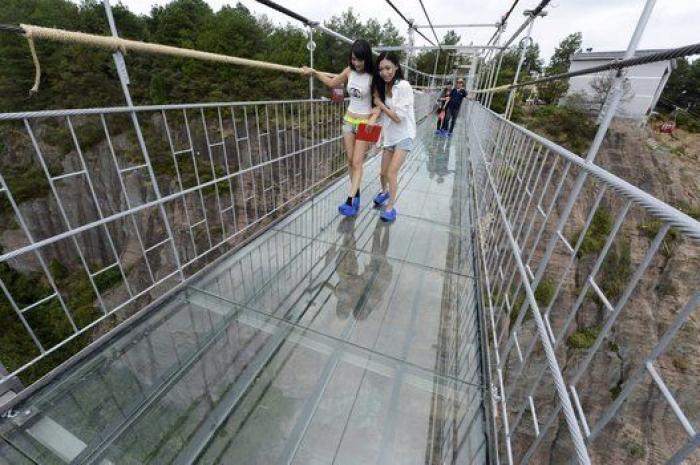 El puente más aterrador de China: 300 metros de acero y cristal transparente (FOTOS)