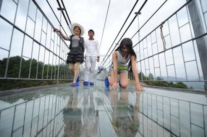 El puente más aterrador de China: 300 metros de acero y cristal transparente (FOTOS)