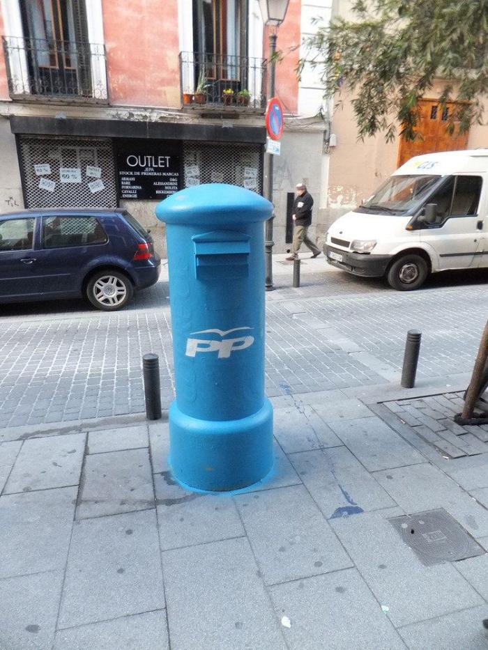 Estas NO son las instrucciones para pintar los buzones de azul y con las siglas del PP (FOTOS)