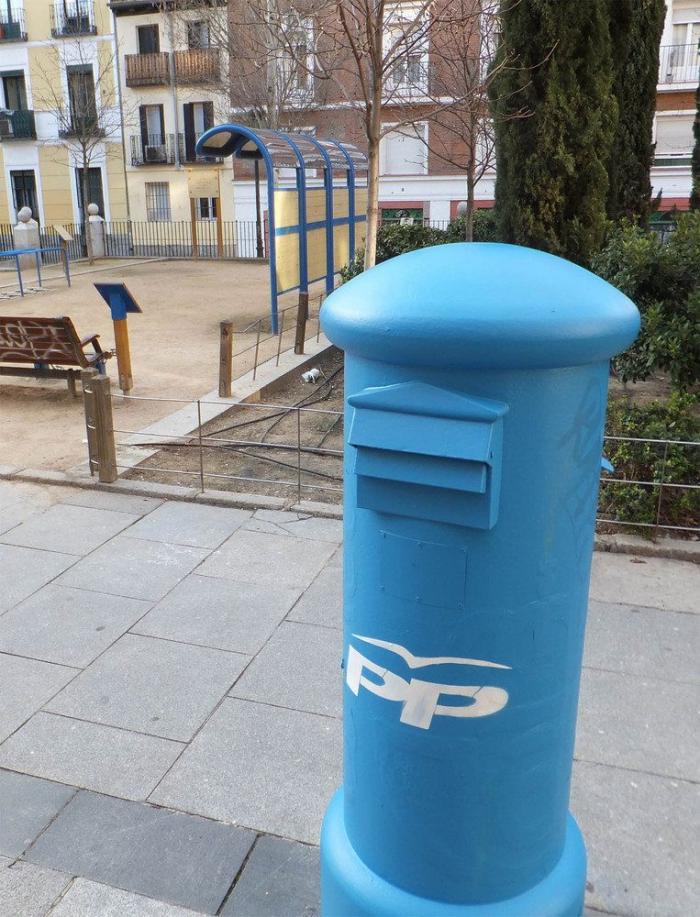 Estas NO son las instrucciones para pintar los buzones de azul y con las siglas del PP (FOTOS)