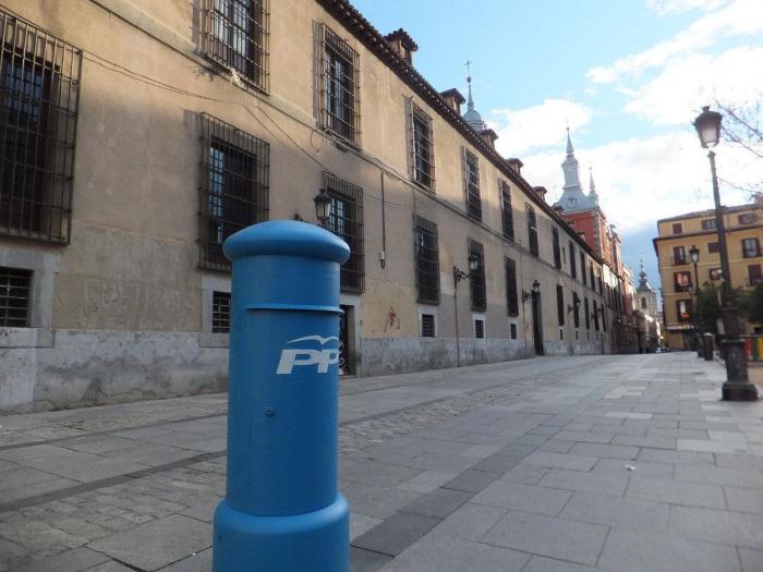 Estas NO son las instrucciones para pintar los buzones de azul y con las siglas del PP (FOTOS)
