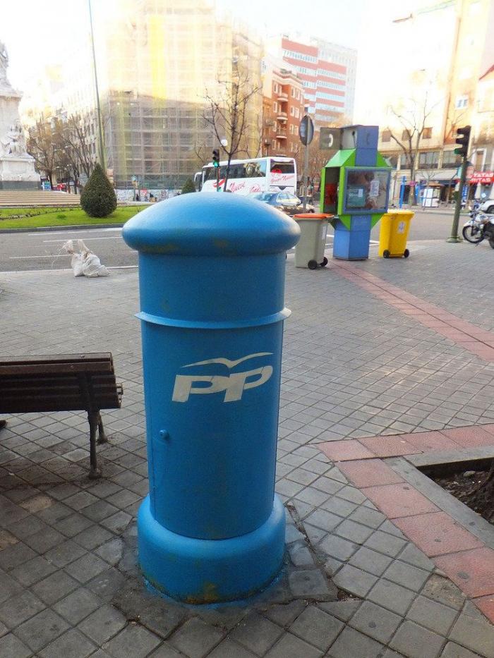 Estas NO son las instrucciones para pintar los buzones de azul y con las siglas del PP (FOTOS)