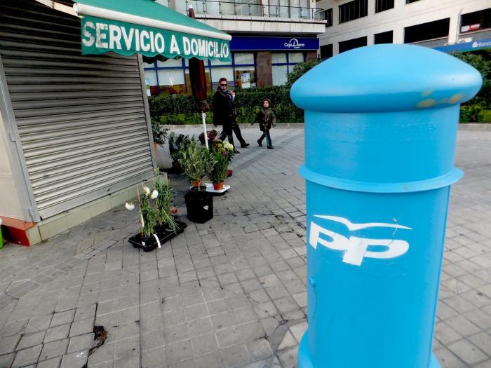 Estas NO son las instrucciones para pintar los buzones de azul y con las siglas del PP (FOTOS)