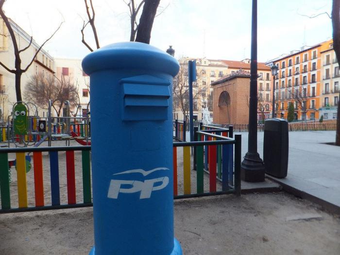 Estas NO son las instrucciones para pintar los buzones de azul y con las siglas del PP (FOTOS)