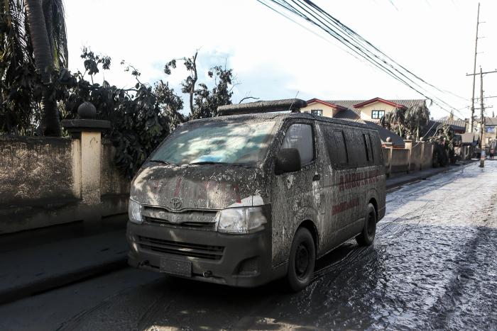 El volcán Taal ya ha desplazado a 30.000 personas y amenaza con una "erupción explosiva"