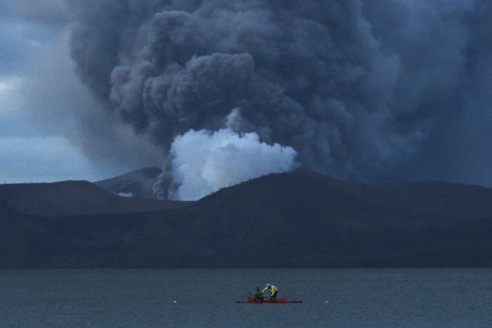 El volcán Taal ya ha desplazado a 30.000 personas y amenaza con una "erupción explosiva"